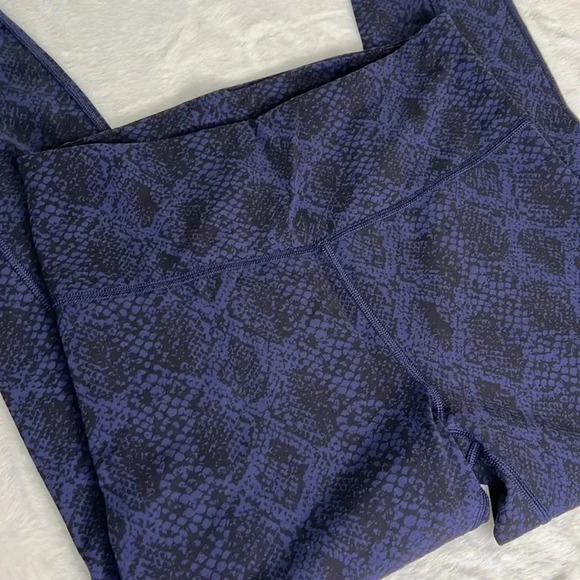 Athleta Ultimate 7/8 Tight Snake Print Blue Size XS - Picture 6 of 10